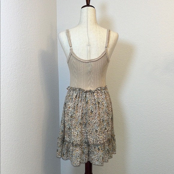 Daytrip Beige Floral Dress‎ Size Small - Picture 2 of 8
